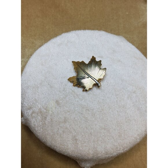Vintage Goldtone Canadian Maple Leaf Brooch, 1.5" x 1.36" - Picture 4 of 5